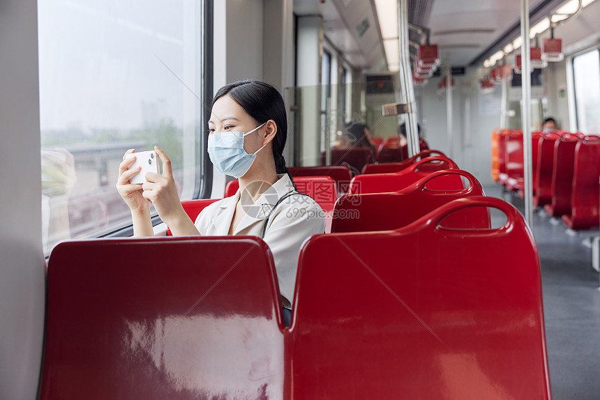 欣赏沿途风景的青年女性图片