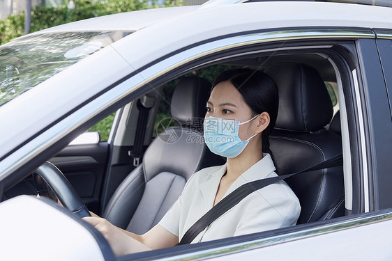 疫情期间开车通勤的女白领图片