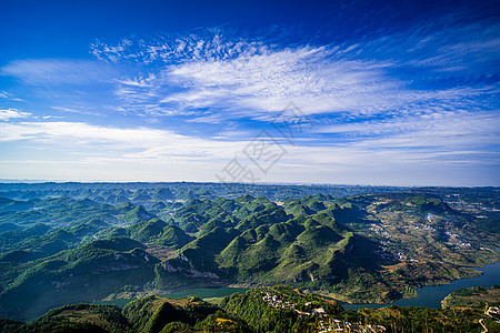 蓝天白云下的崇山峻岭背景图片