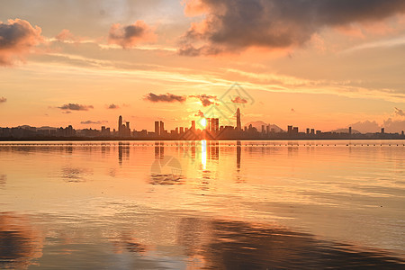 夕阳火烧云下的深圳湾风光图片