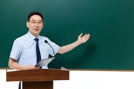男教授手拿平板电脑站在讲台上图片