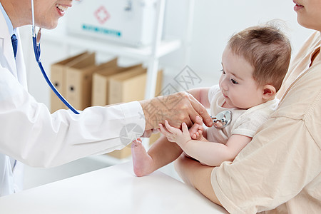 医生婴儿医生给婴儿检查身体背景