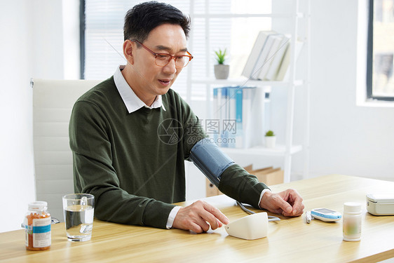 中年男性居家测量血压图片