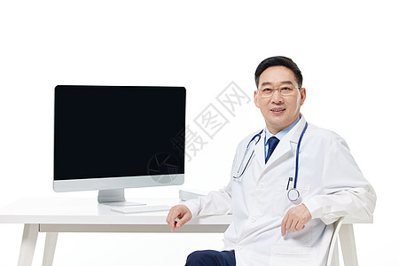 医疗男专家坐在电脑前图片