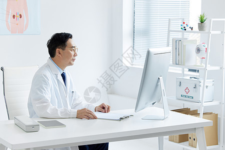 坐在电脑前的医疗专家图片