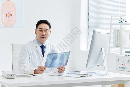 医疗专家坐在电脑前看x光片图片