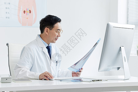 男医生观察x光片图片