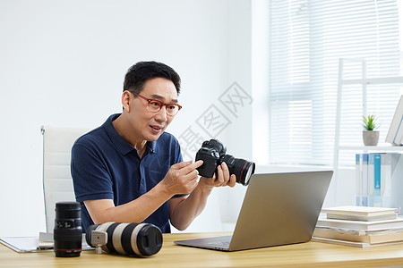 中年男性网络学习摄影单反知识图片