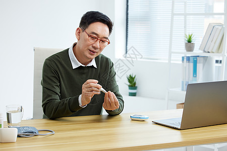 中年男性检测血糖形象图片