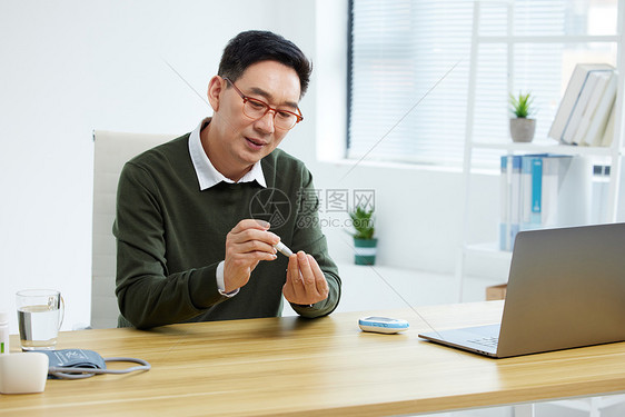 中年男性检测血糖形象图片