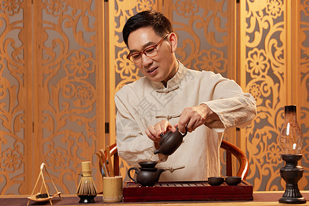 中老年男性沏茶图片素材