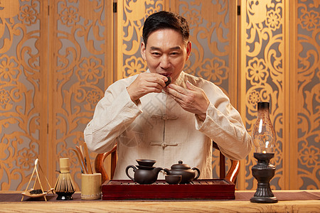 中年男茶艺师品茶图片