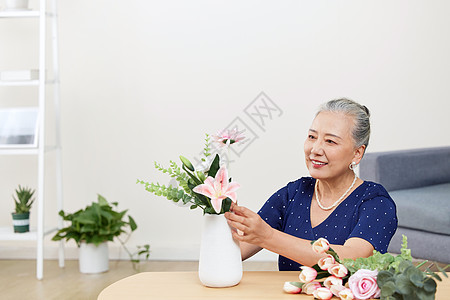 居家老人插花背景图片