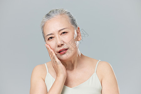 老年女性保养护肤图片