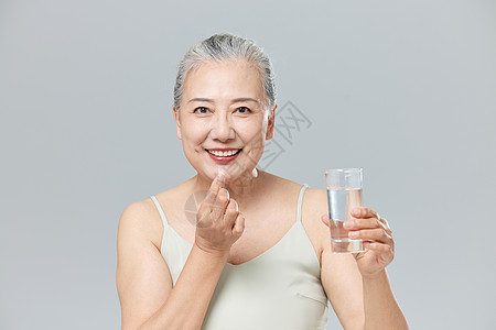 老年女性吃保健品图片