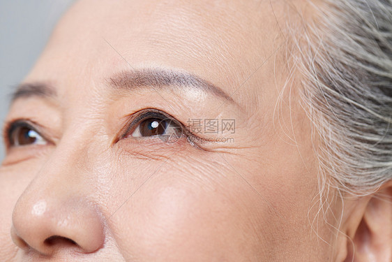 老年女性眼部特写图片
