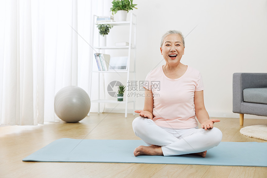 居家健身的老年女性图片