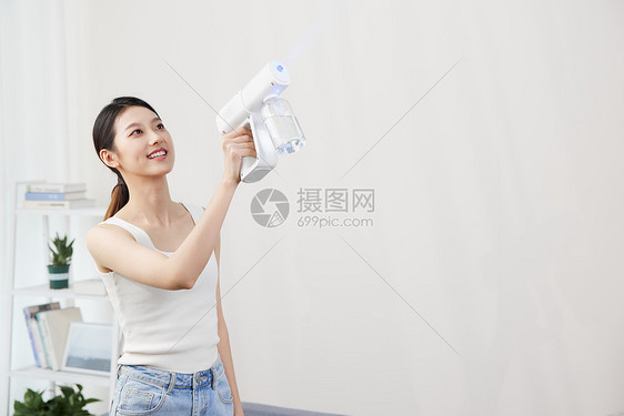 居家女性使用喷枪消毒图片