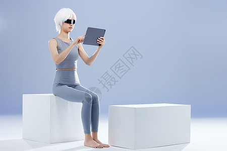 未来感白发女性使用智能设备图片