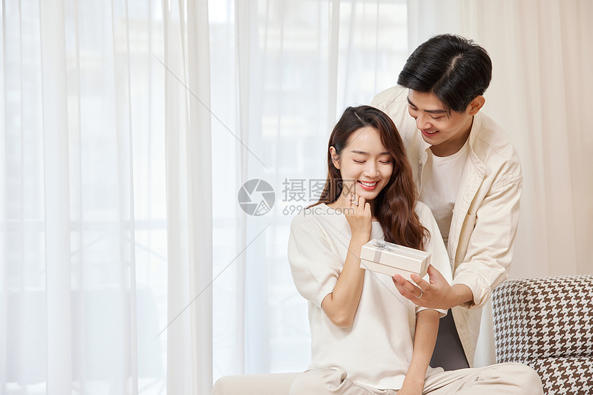 新婚丈夫给妻子赠送惊喜礼物图片