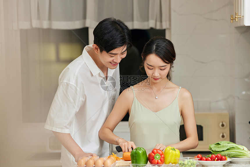 一起做饭的新婚夫妇图片