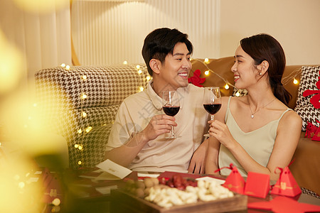 情侣一起放松喝红酒约会图片
