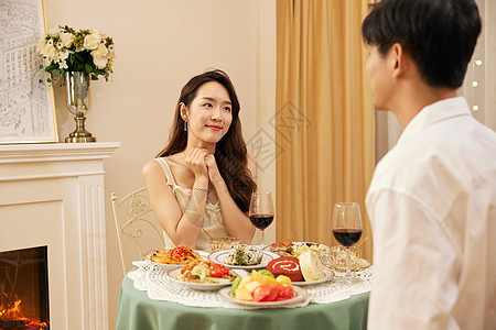 情侣约会一起喝红酒图片