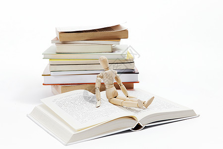创意木头人偶与书本读物图片