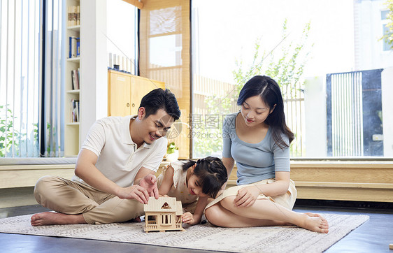 一家人共同搭建房屋积木图片