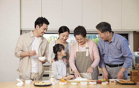 中秋节制作月饼的一家人图片