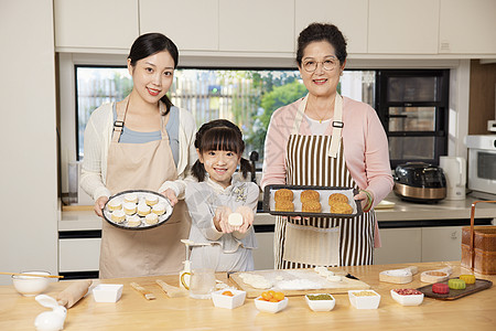 一家人中秋节拿月饼展示图片