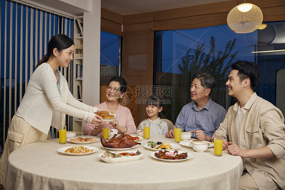 中秋家庭聚餐妈妈手端月饼图片