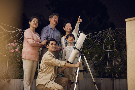 中秋节夜晚赏月的一家人图片