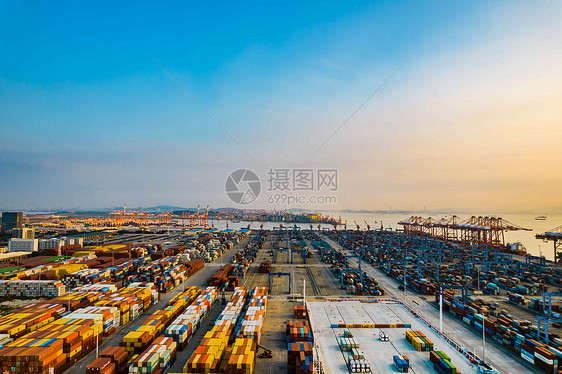 航拍集装箱码头物流运输港口陈列货物图片