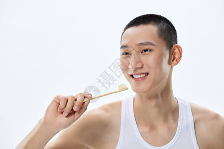 男性用牙刷清洁牙齿图片