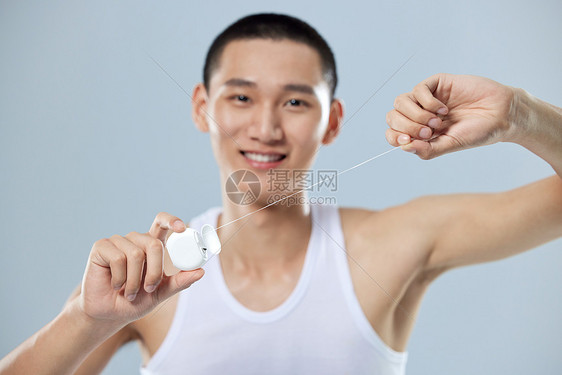 男性手拿牙线清洁概念图片