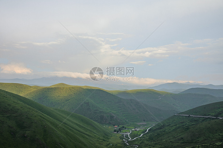 蓝天白云下的高山山谷图片