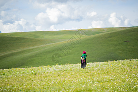 辽阔的草原上孤独的背影图片