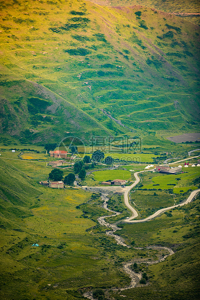 高山山谷中的村庄图片