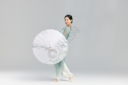 手拿油纸伞跳舞的东方美女形象图片