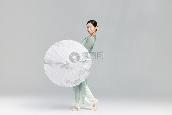 手拿油纸伞跳舞的东方美女形象图片