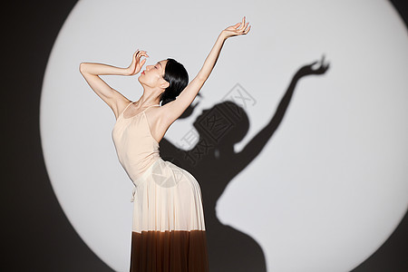 聚光灯下的女性舞者图片