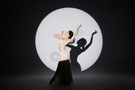 聚光灯下的女性舞者起舞形象图片