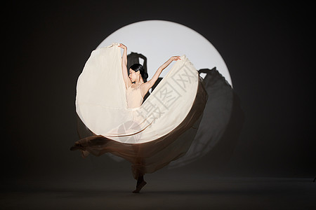 聚光灯前起舞的柔美女子图片素材