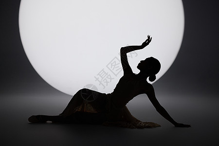 聚光灯下的女性舞者剪影图片