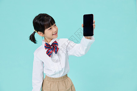 可爱的小女孩展示手机图片
