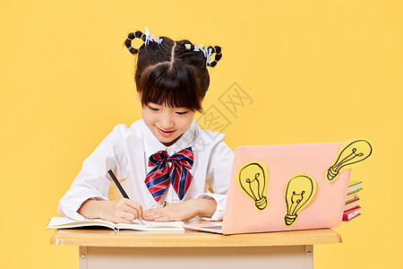 课本与电脑结合使用电脑学习的小女孩背景