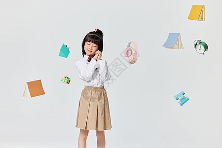 漂浮的文具和小女孩创意照背景图片