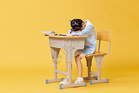 睡觉高清图片趴在桌子上睡觉的卡通小男孩高清图片女人趴在甲板上高清