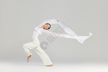 女性舞者舞动水袖起舞图片素材